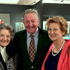 v.li.n.re.: Frau Dr. Elisabeth Leopold/Wien, Prof. Hermann Mayrhofer/Museum Leogang, Frau Dr. Roswitha Doralt/Wien (Foto H. Bayer SN)