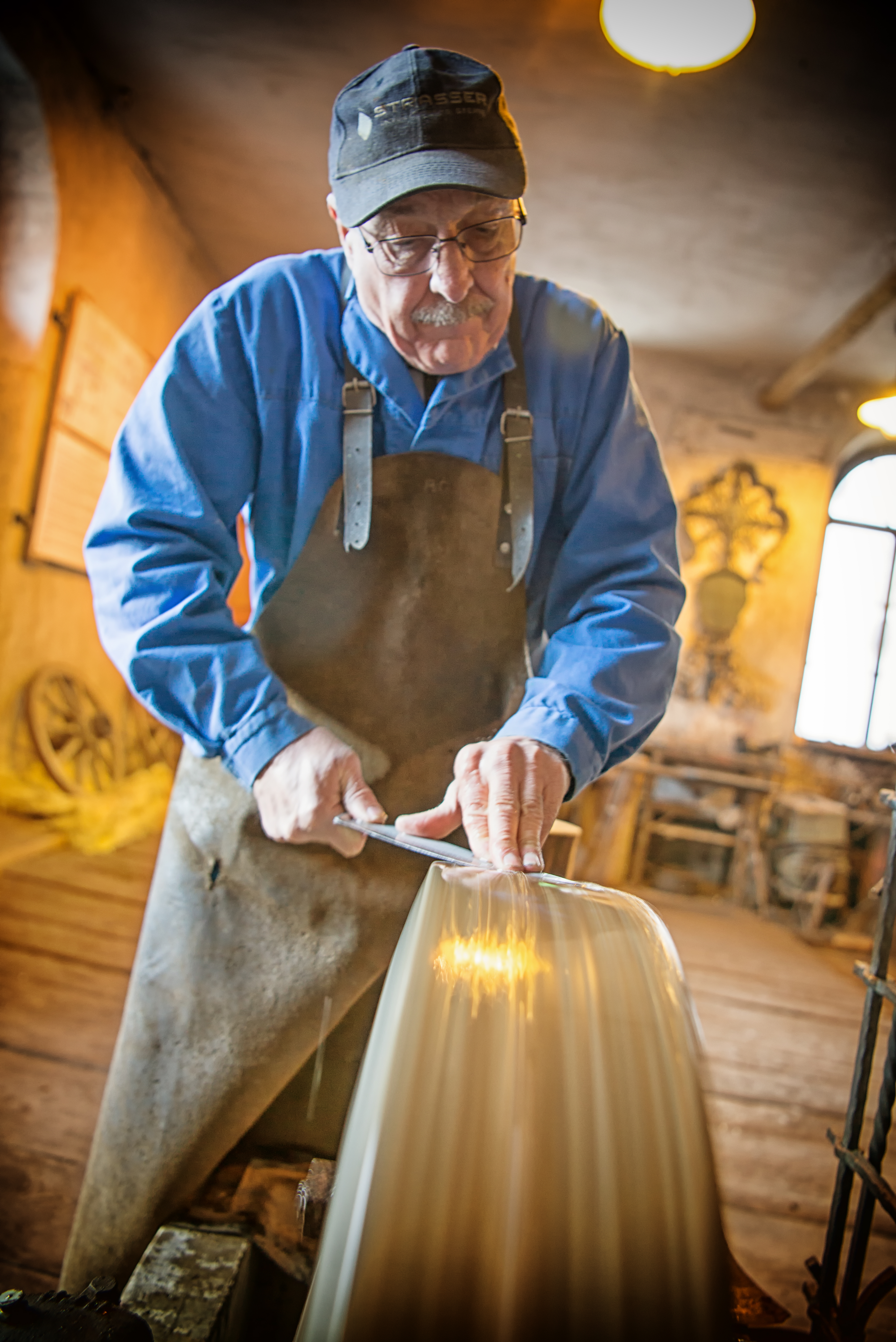 Adam Grundner am Schleifstein (Foto: Edith Danzer, Zell am See)