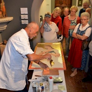 Leogangs Malermeister Ägidius Scheiber interessierte Museumsbesucher zum Thema „Kunst (be)greifen“ in die Kunst der Fassmalerei ein.