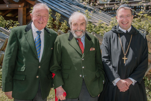 Museumsgründer Prof. Hermann Mayrhofer mit Hofrat Prof. DI Arno von Watteck und Erzabt Korbinian Birnbacher OSB