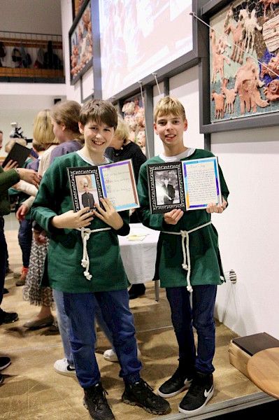 Die stolzen Schüler präsentieren ihr eigenes Buch